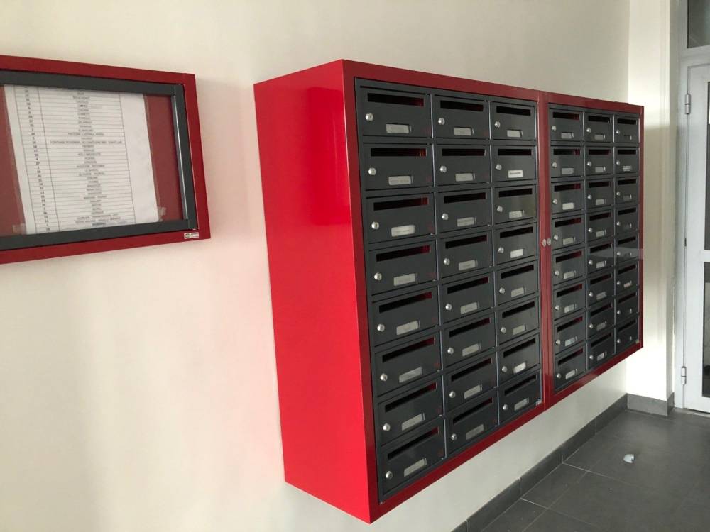 boîtes au lettres noires et rouges