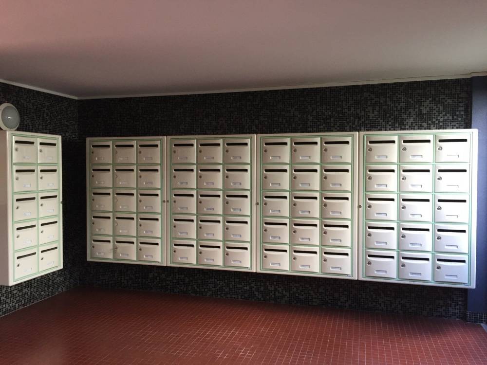 grande rangée de boîte aux lettres