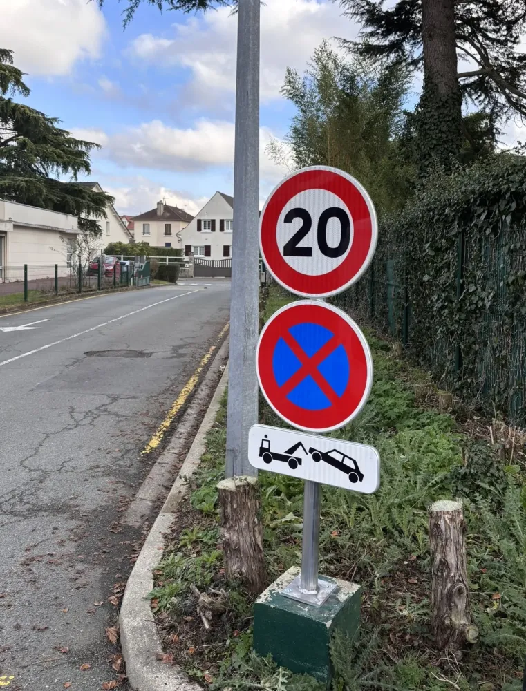 poteau platine + panneau routier